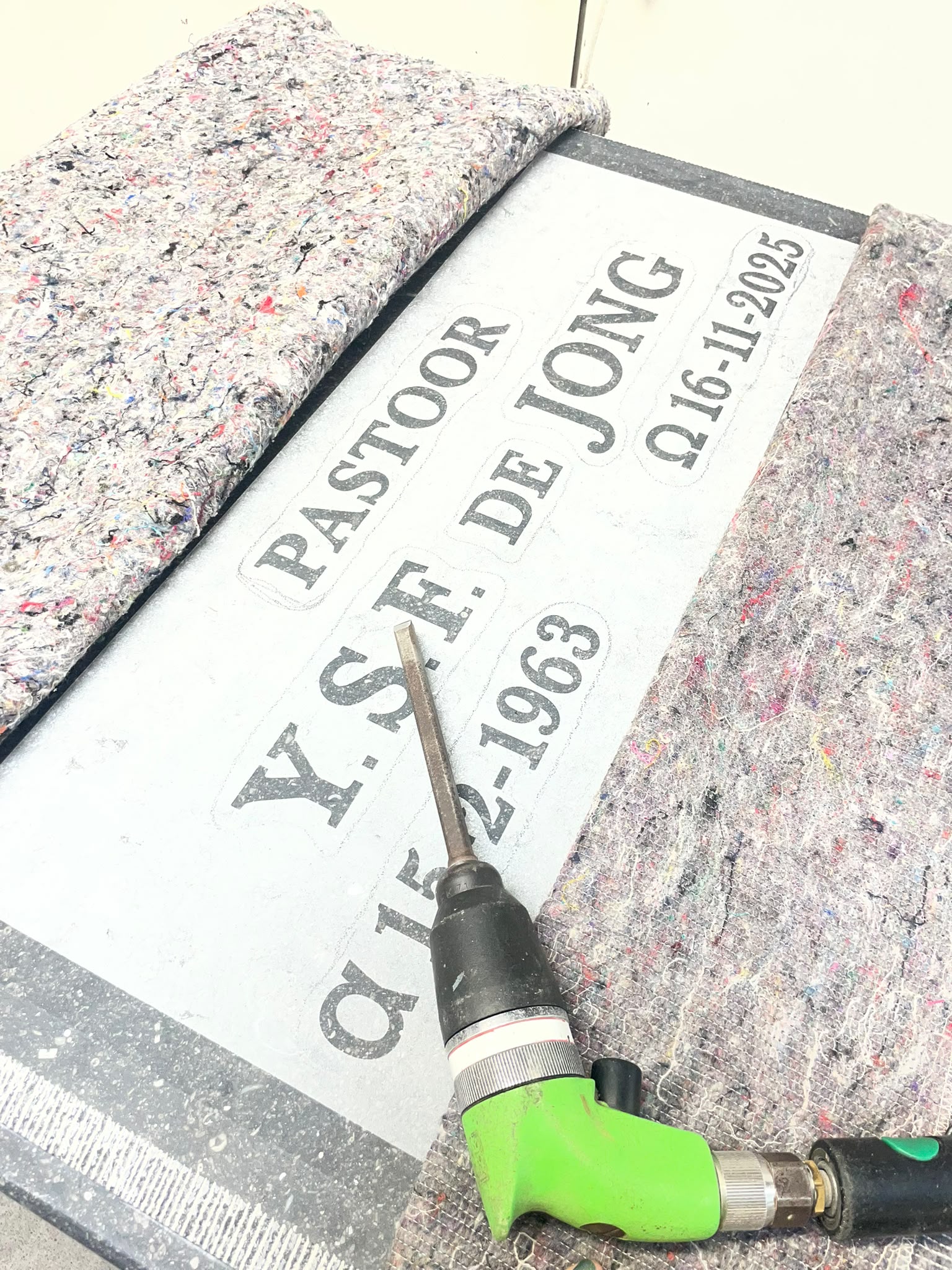 De naam van pastoor De Jong op de grafsteen