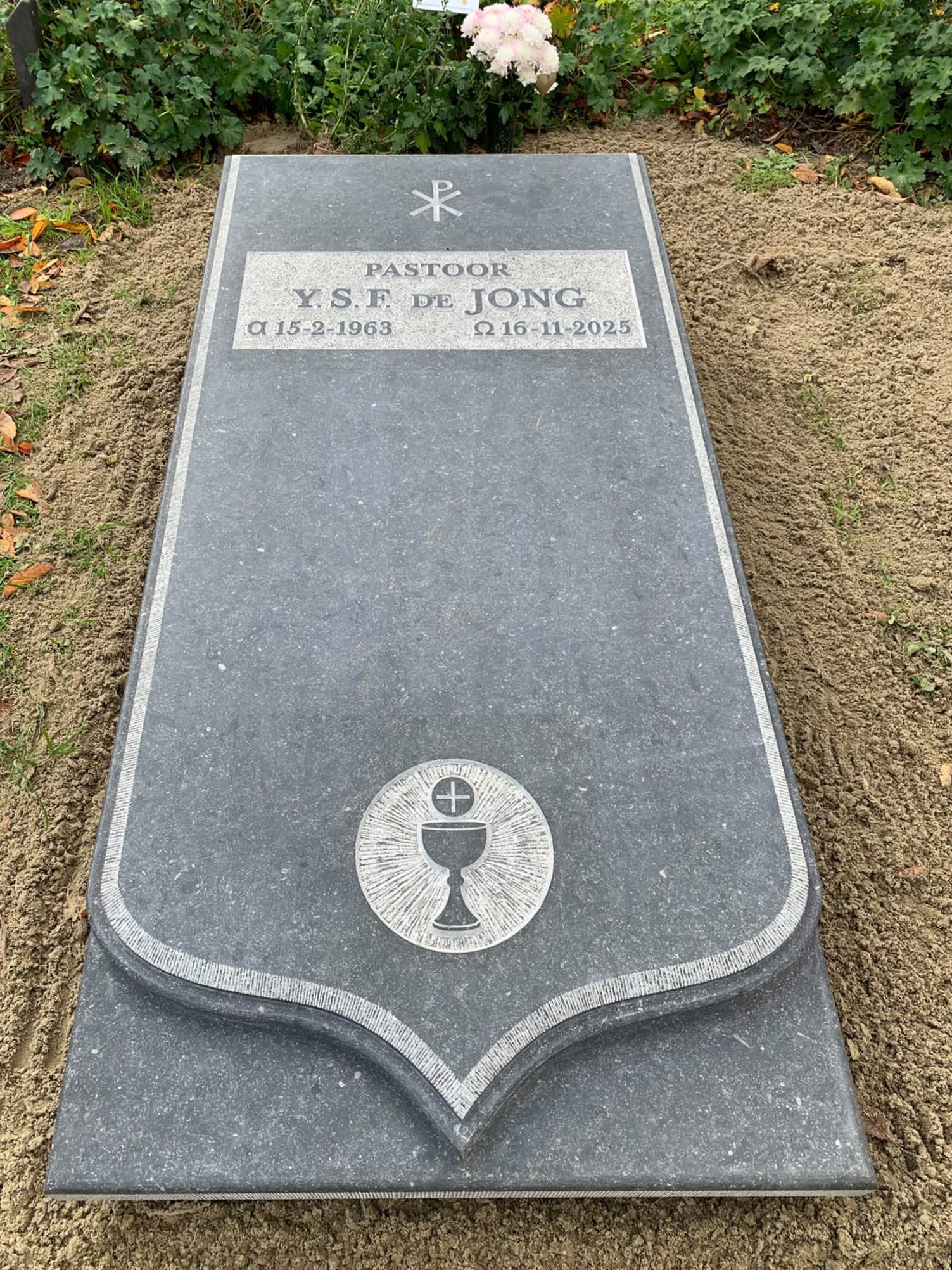 De steen op de begraafplaats De Haarhof