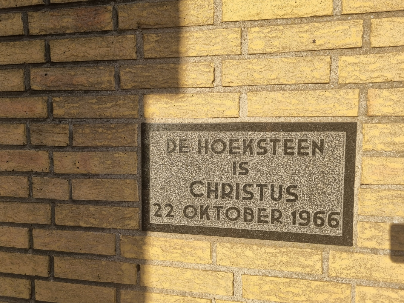 De gedenkplaat voor de legging van de eerste steen