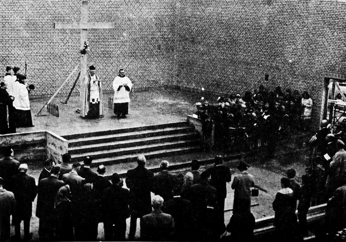 Inzegening van de Martinuskerk door monseigneur Schaaper